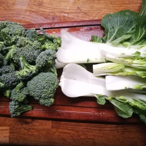 broccolischeutjes en paksoi-blad