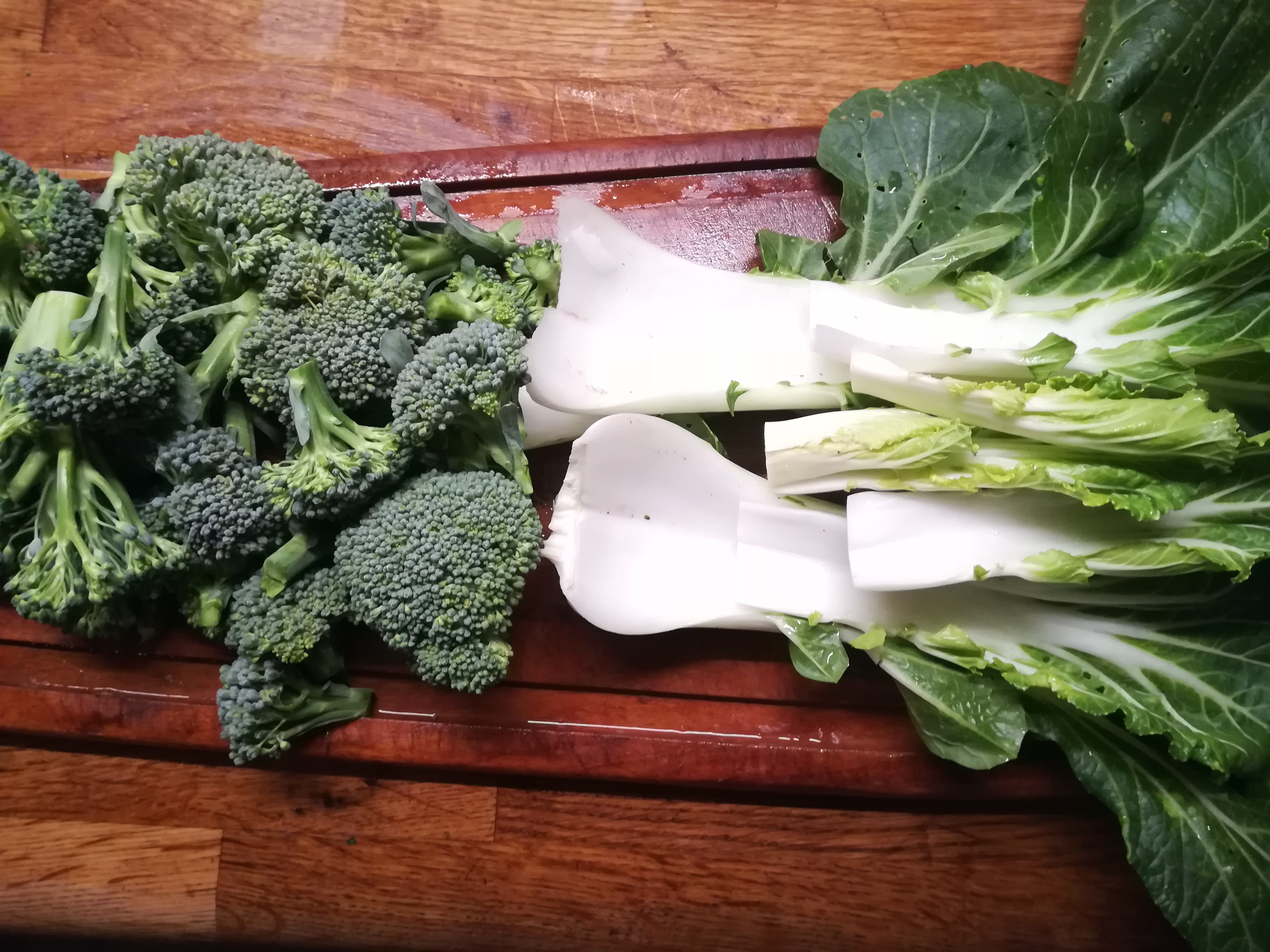 broccolischeutjes en paksoi-blad