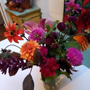 boeket 1 aug, met 1 Lelie, 6 Dahlias-stelen, 2 zomerasters en 1 Amaranthpluim